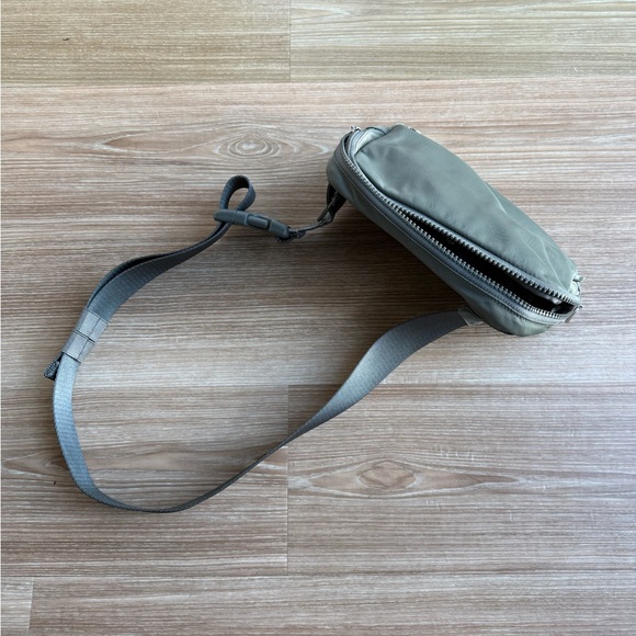 lululemon Sage Green 2L Everywhere Belt Bag - Picture 4 of 5